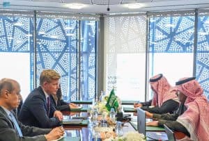 السفير آل جابر يلتقي المبعوث الأممي إلى اليمن
