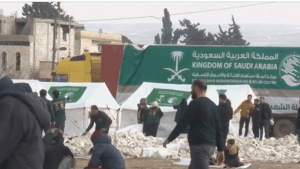 “إغاثي الملك سلمان” يوزِّع مواد إغاثية على منكوبي الزلزال بـ”جندريس” السورية