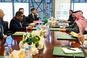 السفير آل جابر يلتقي وزيرَ الدولة البريطاني والسفير البريطاني لدى اليمن