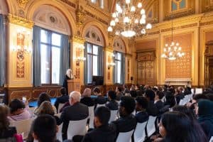 د. العيسى يحلُّ ضيفًا على البرلمان البريطاني ووزارتي الخارجية والدفاع