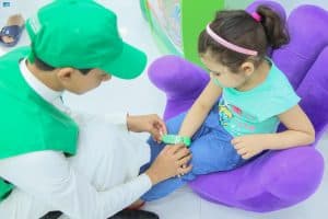“هدية” تُقدِّم أساور مجانية لأطفال المعتمرين والمصلين في رمضان