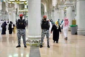 رجال الأمن وجهود إنسانية مميزة لخدمة المعتمرين وقاصدي بيت الله الحرام