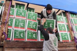 مركز الملك سلمان للإغاثة يواصل توزيع المواد الإغاثية لمتضرري الزلزال في ريف إدلب