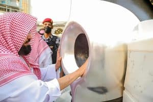 الرئاسة العامة لشؤون الحرمين تطيب الحجر الأسود والكعبة المشرفة