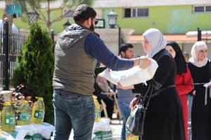 مركز الملك سلمان للإغاثة يوزع 39 طنًا من السلال الغذائية للّاجئين السوريين والفلسطينيين في لبنان