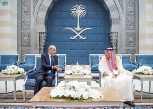 الخريجي يستقبل نائب رئيس الوزراء ووزير الخارجية وشؤون المغتربين بالأردن