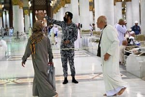 جهود يبذلها رجال الأمن لتحقيق سلامة مئات الآلاف من المصلين في المسجد النبوي
