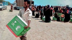 توزيع 111 طنا من السلال الغذائية في عدن