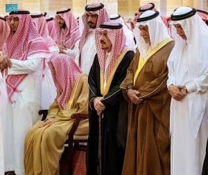 أمير الرياض يؤدي صلاة الميت على الأمير عبدالرحمن بن عبدالله بن عبدالرحمن – رحمه الله –