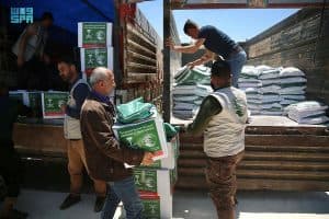 مركز الملك سلمان للإغاثة يوزع مساعدات إنسانية لمتضرري الزلزال في حلب وإدلب بسوريا