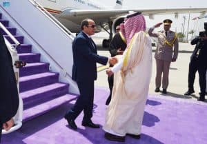 رئيس مصر يصل جدة للمشاركة في القمة العربية 32
