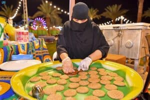 الأكلات الشعبية في حائل تجذب المتنزهين وزوار “بيت حائل”