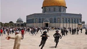 عقب أدائهم صلاة الجمعة.. الاحتلال الإسرائيلي يعتدي على المصلين بـ”الأقصى”