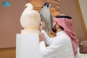 منحوتة لشاهين بنقوش عربية.. تُلفت زوار معرض الصقور والصيد السعودي الدولي