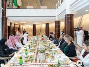 د. العيسى يلتقي وفدًا برلمانيًّا فرنسيًّا