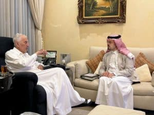 نائب أمير مكة يطمئن على الأمير خالد الفيصل بعد مغادرته المستشفى