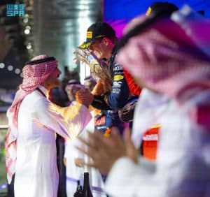 وزير الرياضة يُتوج الهولندي ماكس فيرستابين بجائزة السعودية الكبرى للفورمولا 1
