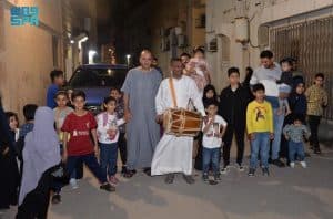 “المسحراتي” يجدّد حضوره الرمضاني في الأحياء القديمة بالشرقية