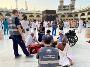 متطوعون صحيون يخدمون المعتمرين والزوار بالحرم المكي الشريف عبر 30 حقيبة إسعافية متكاملة