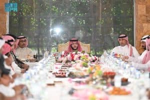 الأمير سعود بن نهار يشارك الإفطار الجماعي لذوي الإعاقة والعمالة البلدية بالطائف