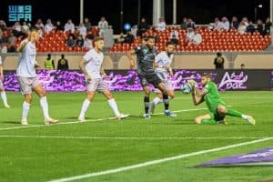 الاتفاق يتغلب على الرياض وتعادل الطائي والشباب