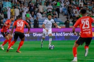 الرياض يتغلب على الأهلي 2-1