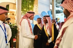 وزير الصناعة يزور جناح “المراعي” ويثمن جهودها في صناعة الأغذية