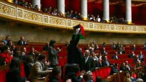 نواب في فرنسا وإيطاليا يرفعون علم فلسطين