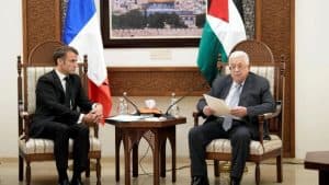 ماكرون يدعو عباس إلى “إصلاح” السلطة الفلسطينية تحضيرا “للاعتراف بدولة فلسطين”
