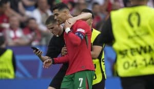 بعد سيلفي رونالدو.. “يويفا” يشدد الإجراءات بالملاعب