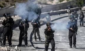 إصابة عشرات الفلسطينيين خلال اقتحام قوات الاحتلال الإسرائيلي بلدة عناتا شمال شرق القدس