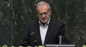 الرئيس الإيراني يؤدي اليمين الدستورية