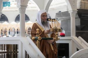 امام وخطيب المسجد الحرام يوصي المسلمين بالصبر الجميل عند الشدائد والمحن
