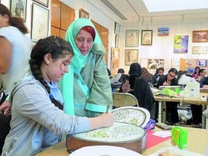 رحيل رائدة الفن السعودي صفية بن زقر