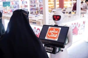 “رجل آلي” يرشد زوار معرض الكتاب بعدة لغات