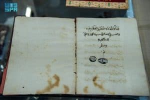 مخطوطات نادرة ومصحف بخط نجدي يعود للقرن الـ 12 هجري في معرض الرياض للكتاب