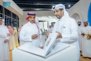 وزير الإعلام يزور معرض “الرياض تقرأ”