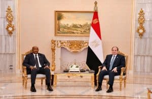 الرئيس المصري يلتقي رئيس مجلس السيادة السوداني