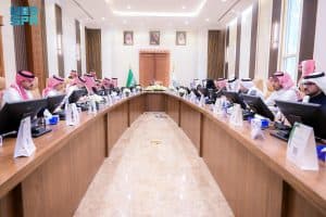 بحضور عددٍ من قيادات التعليم.. أمير الباحة يستعرض المشاريع التعليمية بالمنطقة