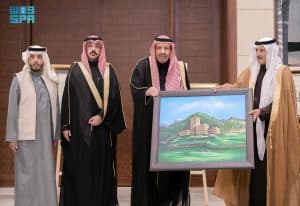 شاهد مجموعة من أعمالها.. أمير منطقة الباحة يستقبل مدير عام الجمعية العربية السعودية للثقافة والفنون