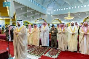 نائب أمير الشرقية يؤدي صلاة الاستسقاء