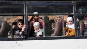 آلاف السوريين يغادرون لبنان إلى ديارهم