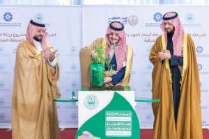 أمير الشرقية يغرس أول شتلة “صندل” بالمنطقة في مبادرة السعودية الخضراء