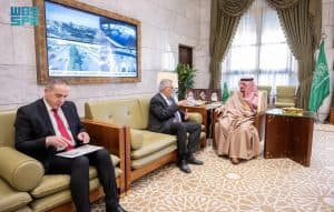 بمناسبة تعيينه حديثًا.. أمير الرياض يستقبل سفير فلسطين لدى المملكة
