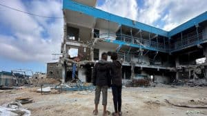 استشهاد وفقدان وإصابة عشرات الفلسطينيين بقصف إسرائيلي مكثف على مدرستين بـ”غزة”