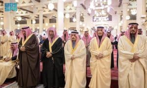 أمير منطقة الرياض يؤدي صلاة الميت على والدة الأمير الوليد بن طلال بن عبدالعزيز