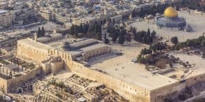 عشرات المستوطنين يقتحمون باحات المسجد الأقصى