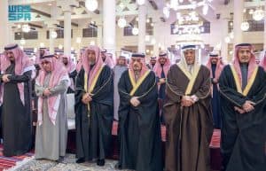 أمير منطقة الرياض يؤدي صلاة الميت على الأمير عبدالعزيز بن مشعل بن عبدالعزيز