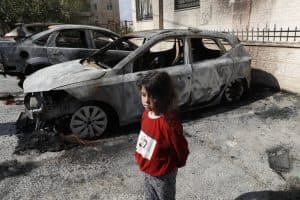 عشرات المستوطنين يعيثون فسادًا وتخريبًا لممتلكات الفلسطينيين بمدينة نابلس
