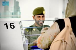 جوازات مطار المدينة تستقبل رحلات ضيوف الرحمن للعمرة خلال شهر رمضان المبارك